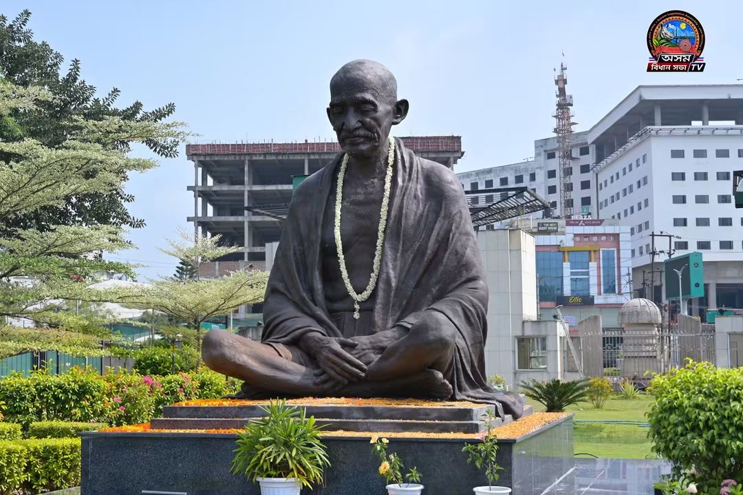 অসম বিধান সভা সচিবালয়ত আজি গান্ধী জয়ন্তীৰ বিশেষ দিনটোত জাতিৰ পিতা মহ...